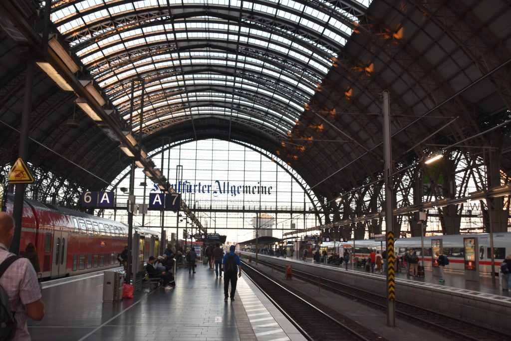 Resa med tåg i Europa - Här är Frankfurts järnvägsstation.